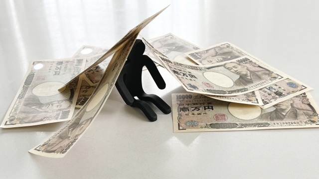借金を背負う男。土佐清水市で借金返済の相談は無料でできます
